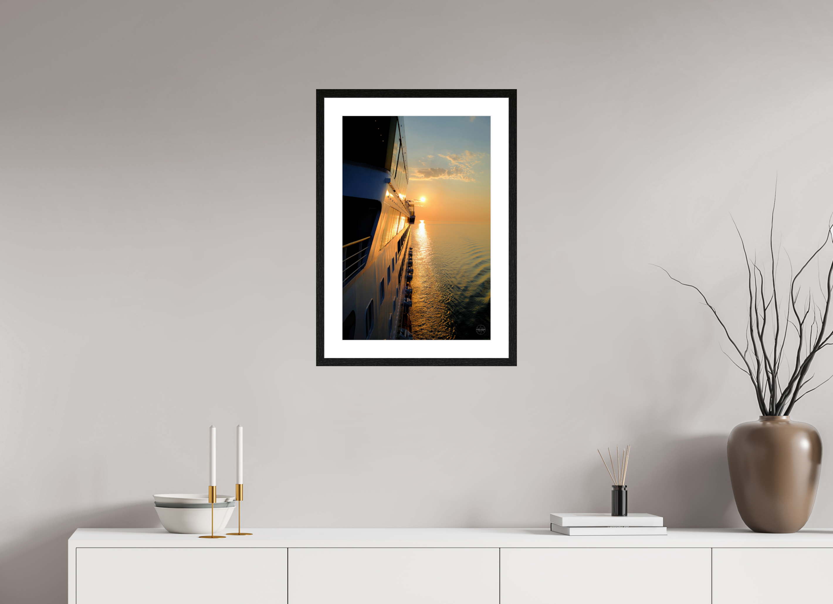 40 x 60 cm, Tirage couleur brillant + cadre noir avec passe-partout Poster coucher de soleil en mer – Reflets dorés sur la coque d’un navire