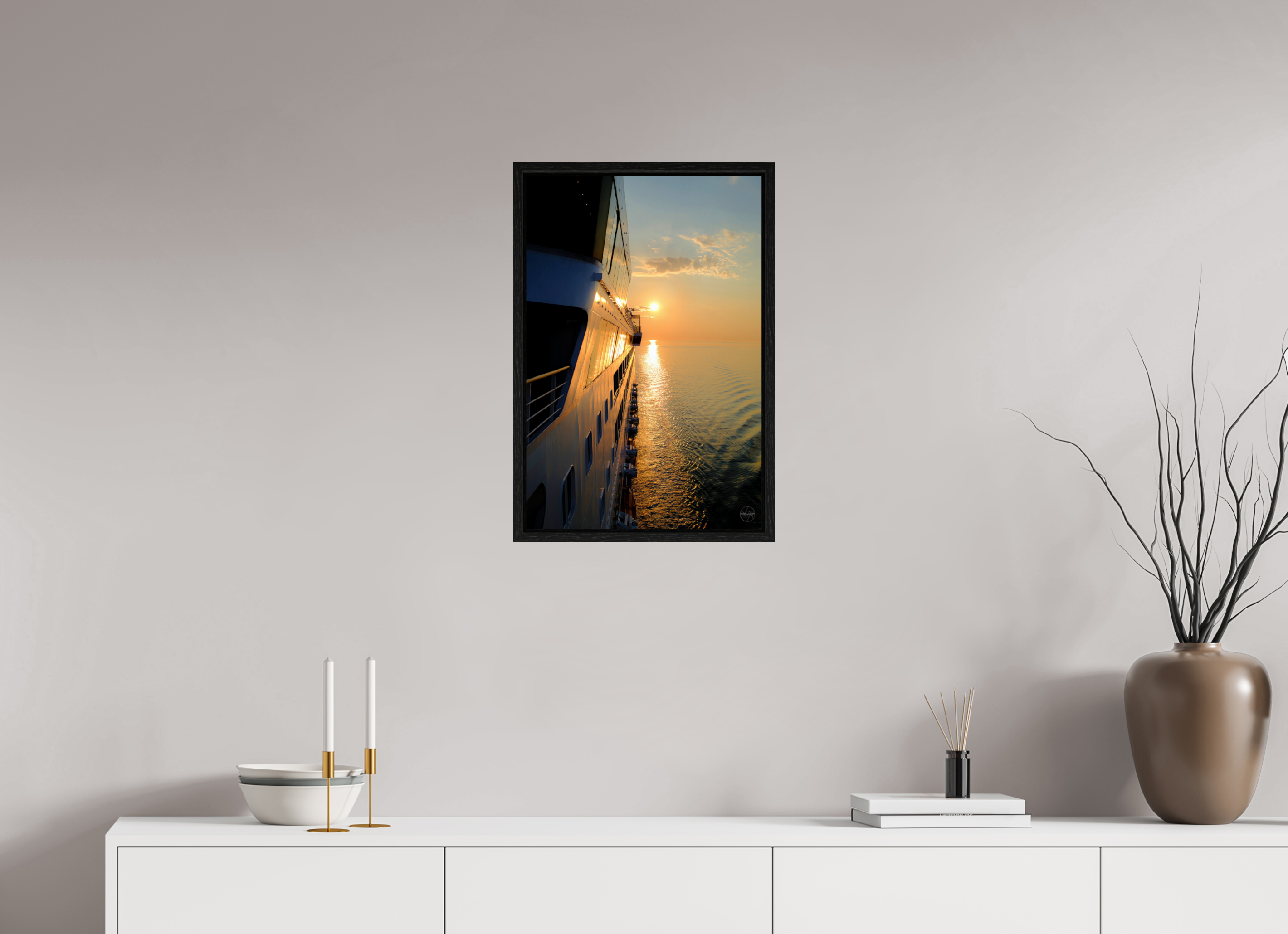 40 x 60 cm, Tirage couleur dans Caisse américaine noire Poster coucher de soleil en mer – Reflets dorés sur la coque d’un navire