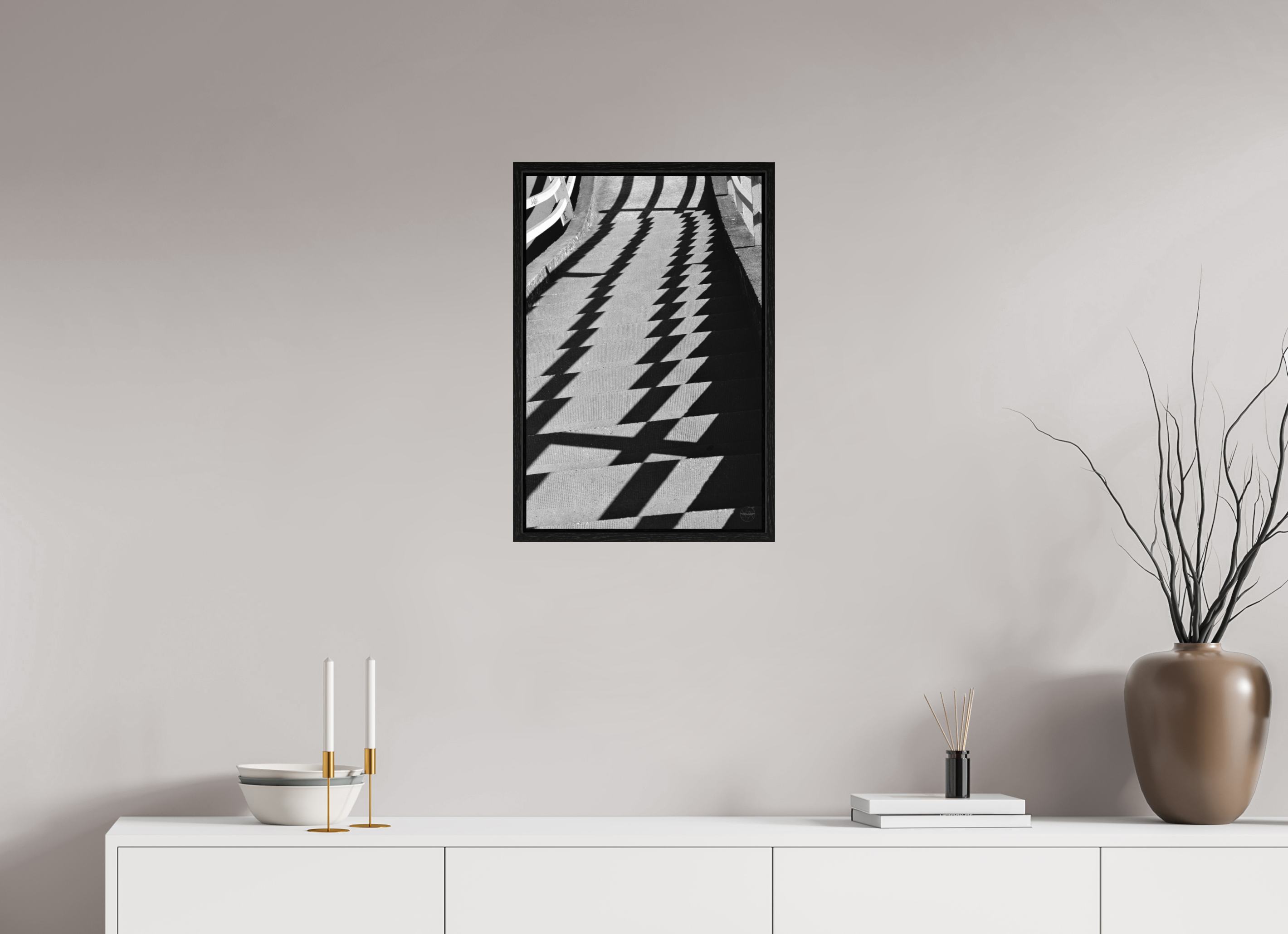 40 x 60 cm, Tirage N&B dans Caisse américaine noire Fréquence Descendante | Poster Noir et Blanc Abstrait & Architecture Minimaliste